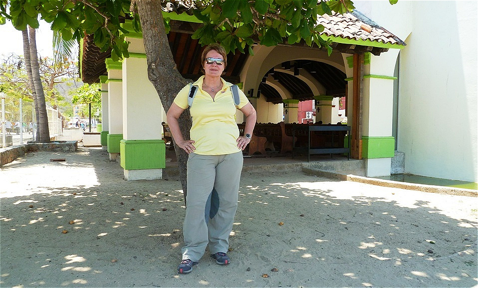 Im wohltuenden Schatten vor der "Freiluftkirche" Santa Cruz