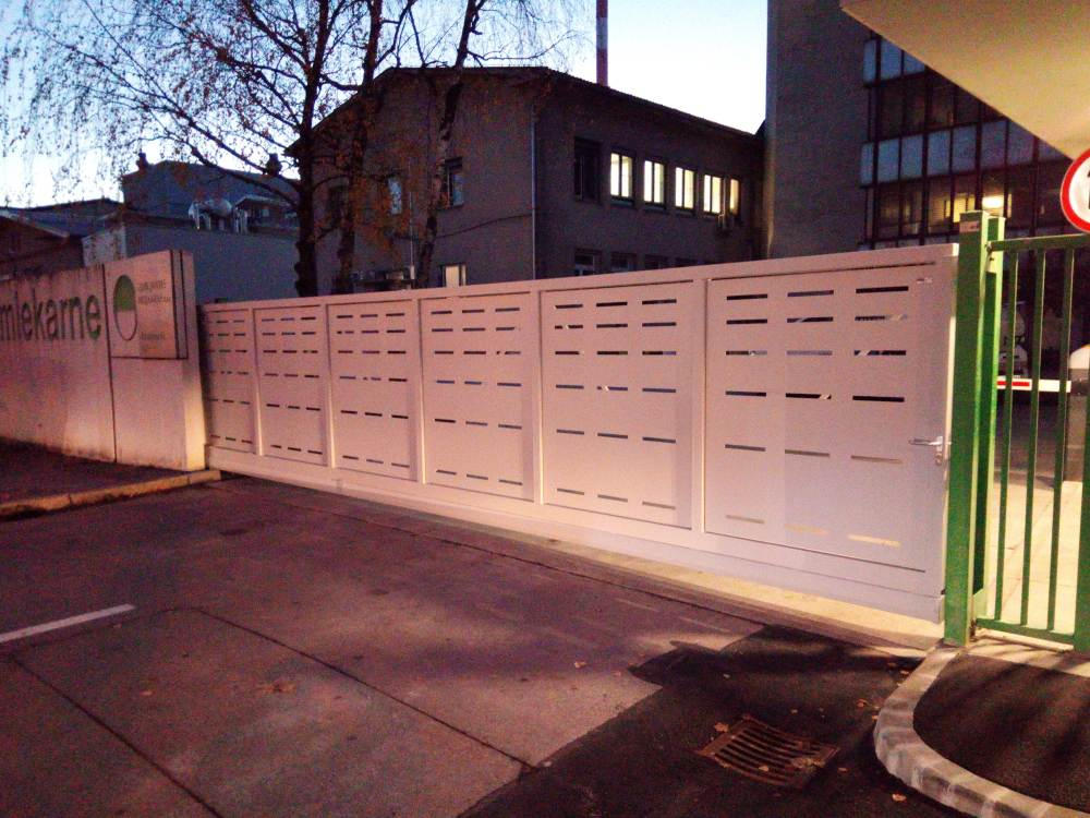 dvoriščna vrata 11