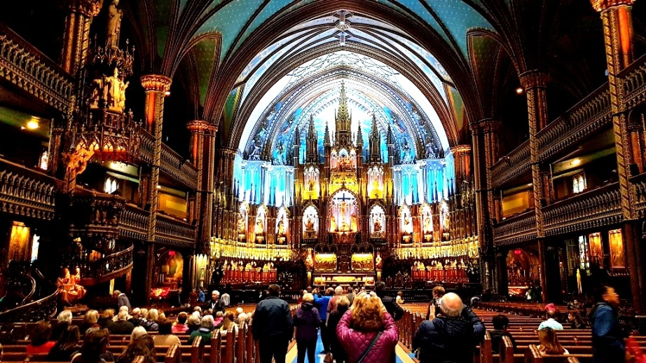 Wir betreten das Kirchenschiff