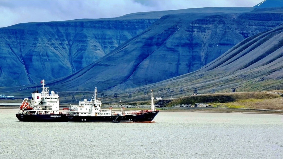 Longyearbyen liegt am Fjord nahe der Westküste von Spitzbergen. Dies ist die klimatisch wärmste Region Svalbards