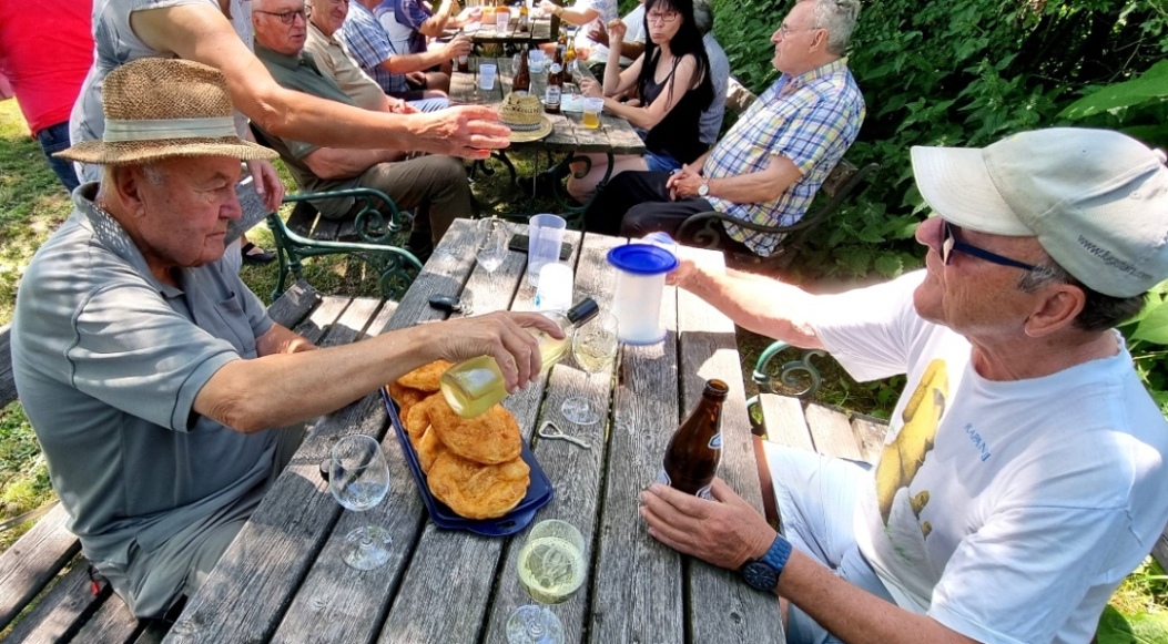 Anstoße mit unserem Schlosswein !