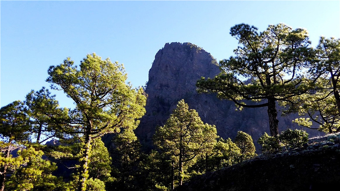 Markante Pyramide am Eingang der Caldera