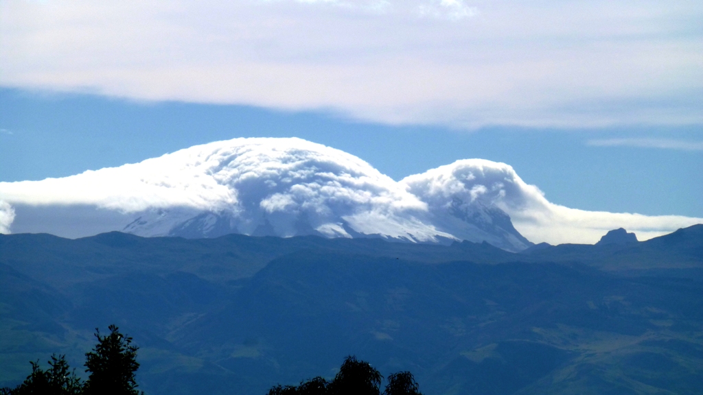 Der Vulkan Antisana unter einer Wolkenhaube