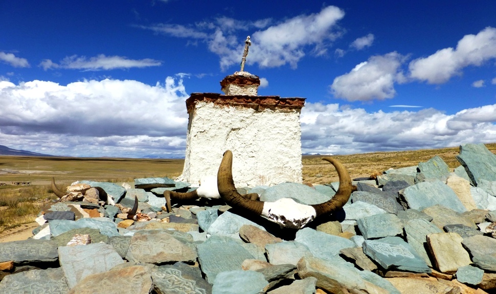 Eine Mongolische Chörte
ist ein buddhistisches Bauwerk, das Buddha und den Dharma symbolisiert. Ein den frühen Stupas ähnlicher halbkreisförmig aufgeschütteter Grabhügel diente ursprünglich der Bestattung von Herrschern