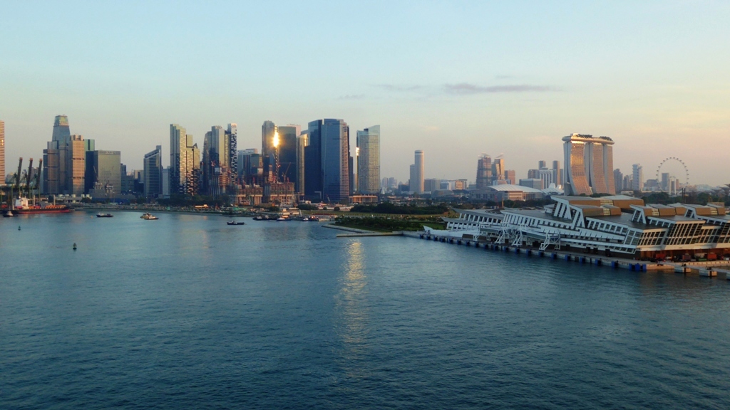 Rechts das berühmte Marina Bay Sands Hotel