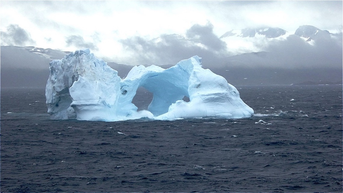 Große Eisberge empfangen uns !