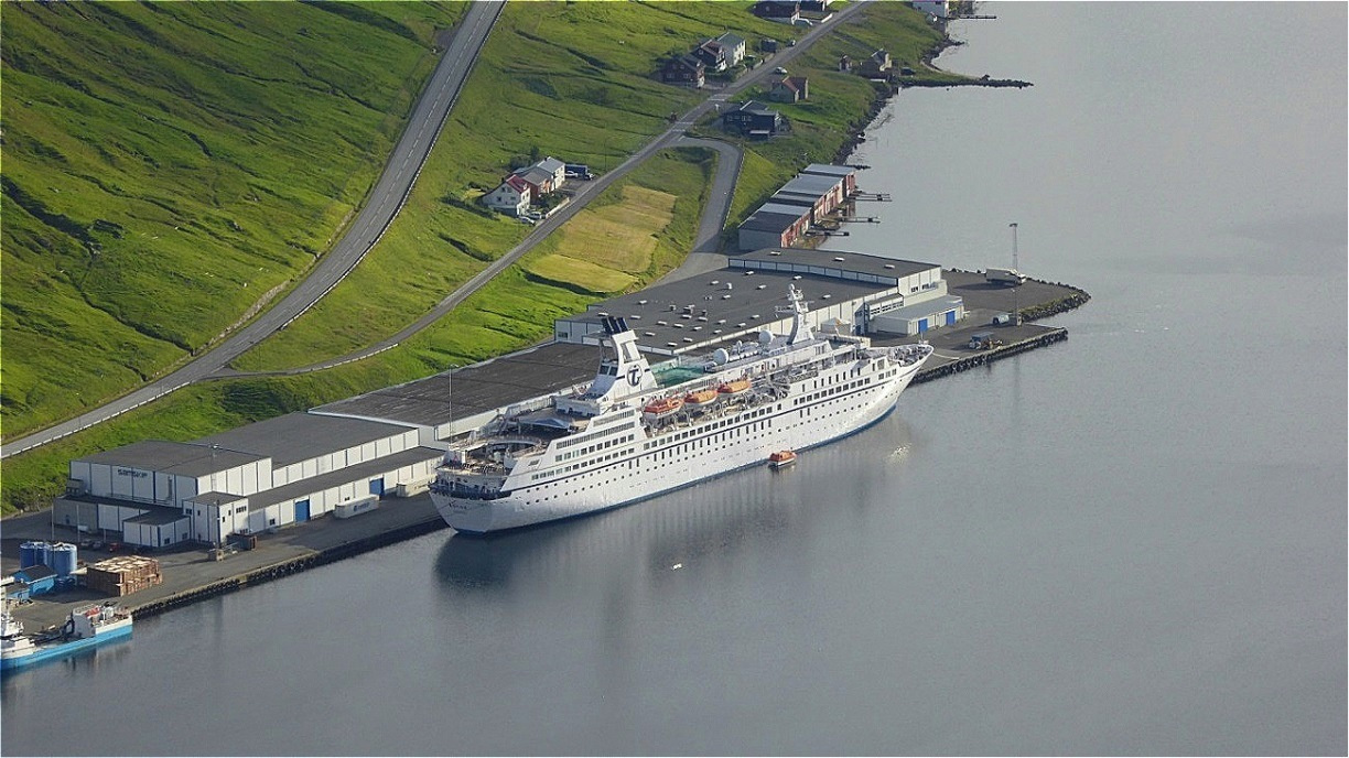 Aufnahme der MS Astor von der Passstraße aus