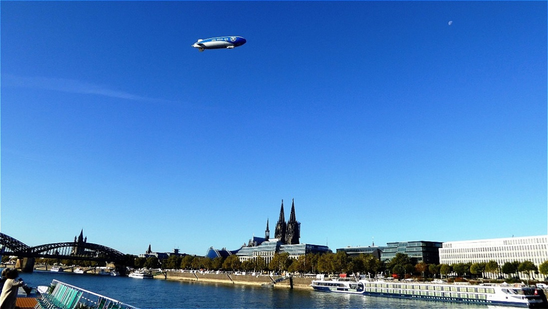 Ein Luftschiff kreist über der Kölner Innenstadt
