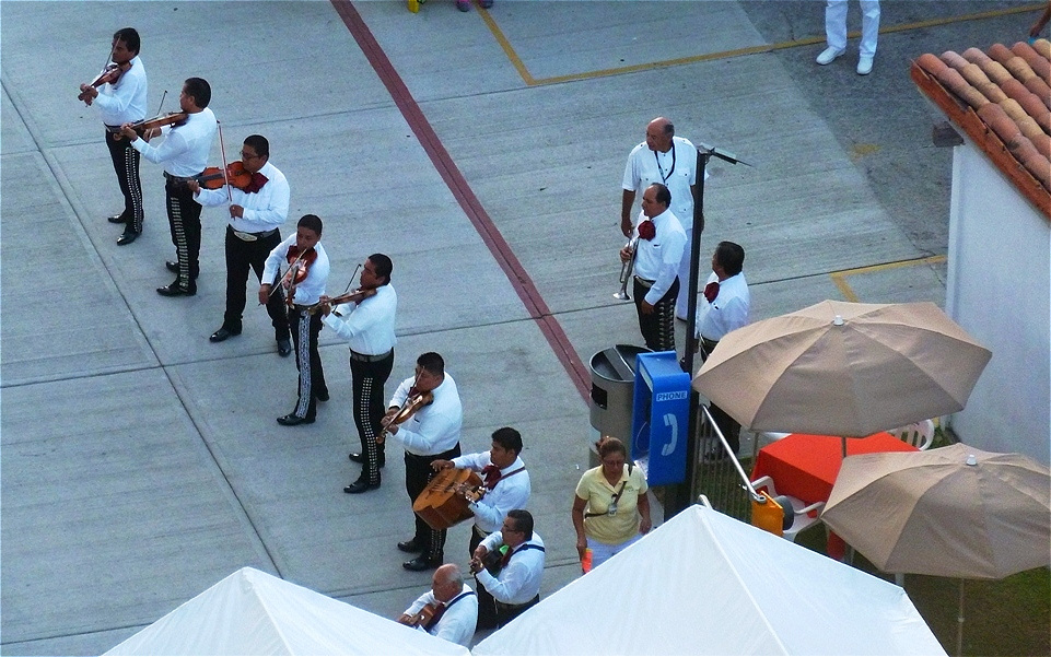 Mariachis empfangen uns auf dem Kai