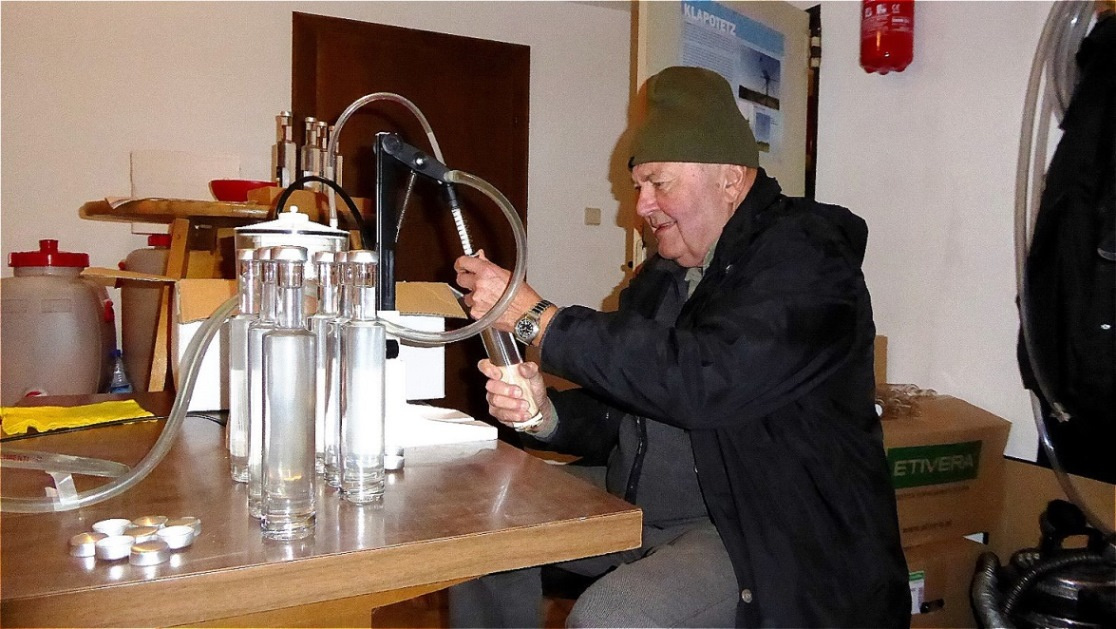 Arbeit am Abfüllautomaten - der Tresterbrand fließt !