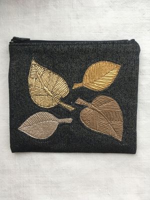 Pochette avec feuilles dorées