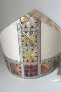 Mitre avec motif de feuilles de vigne et raisins