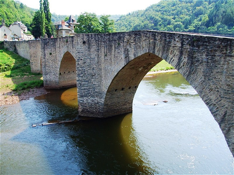 Die alte Brücke über den Lot mit ihren vier steinernen Bögen entstand zu Beginn des 16. Jahrhunderts