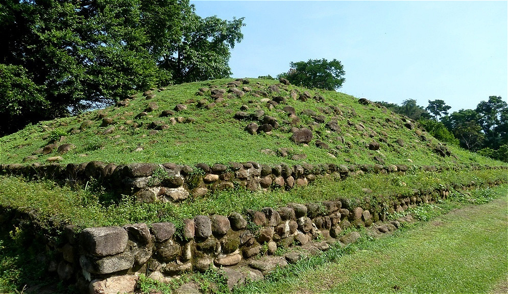 Freigelegter "Steinhügel" mit einer Schicht von Flusssteinen überzogen