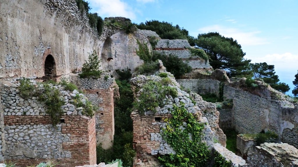 Reste der prunkvollen Villa des Kaiser Tiberius. Die Villa Jovis befindet sich auf der östlichen Spitze Capris direkt an der Steilküste