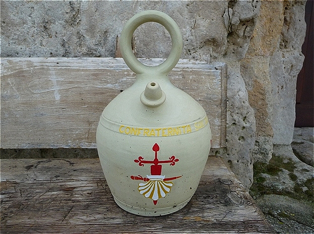 Erfrischung für die Pilger - Krug mit kühlem Wasser