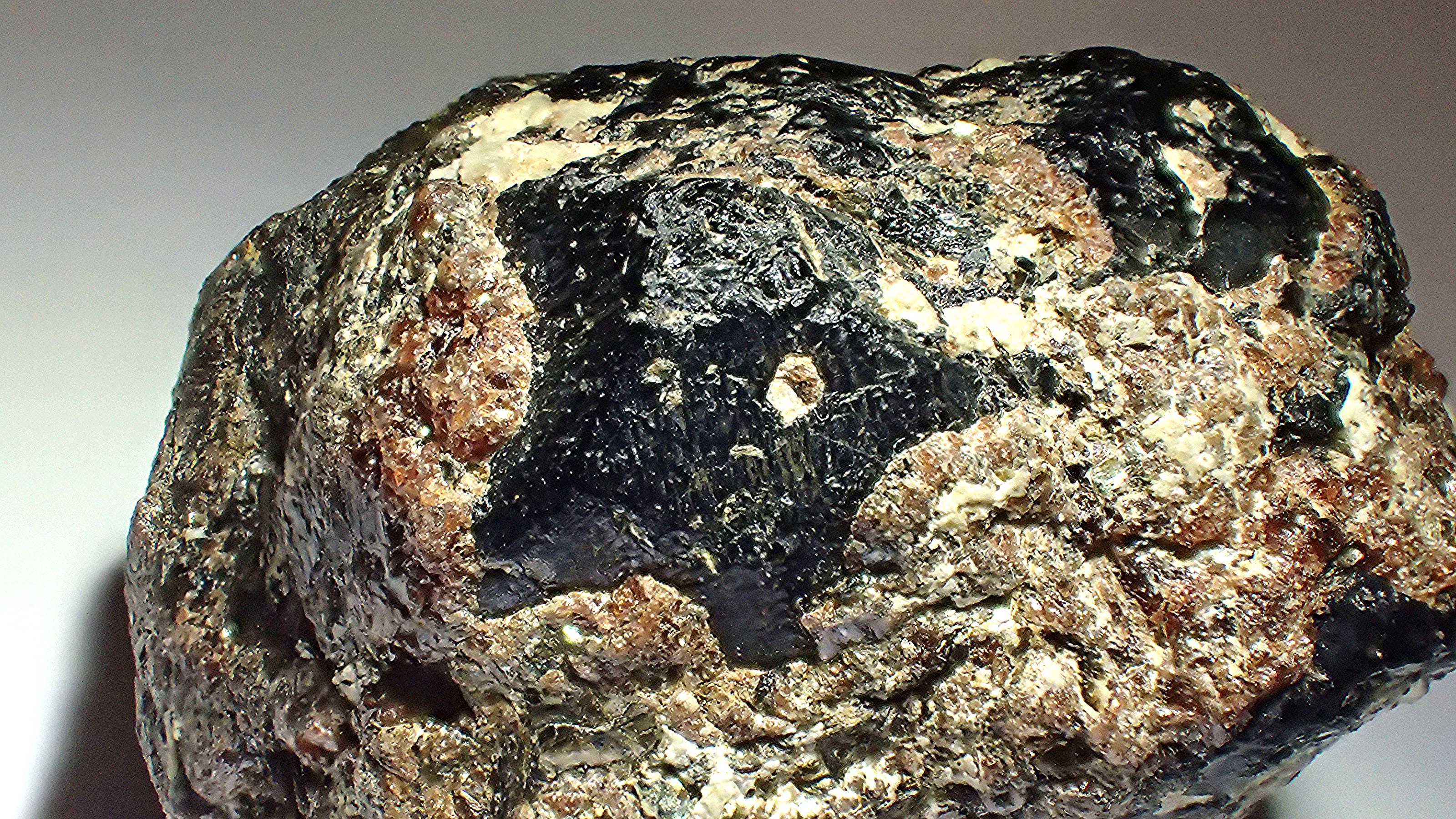 https://0501.nccdn.net/4_2/000/000/07a/dbb/Hornblende-mit-Granat----Maiersch.JPG