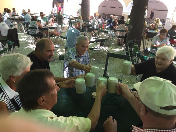 Freude auch auf Tisch zwei. Das Bier ist da.