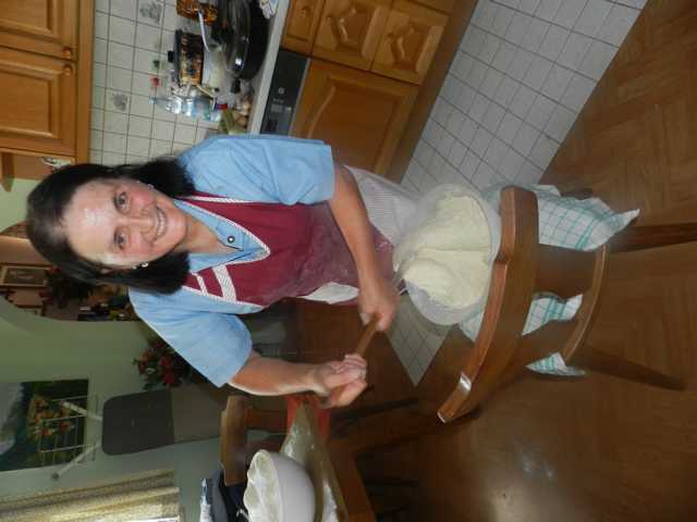 Der Germteig für die Krapfen und Wuchteln wird geschlagen. Reine Handarbeit.