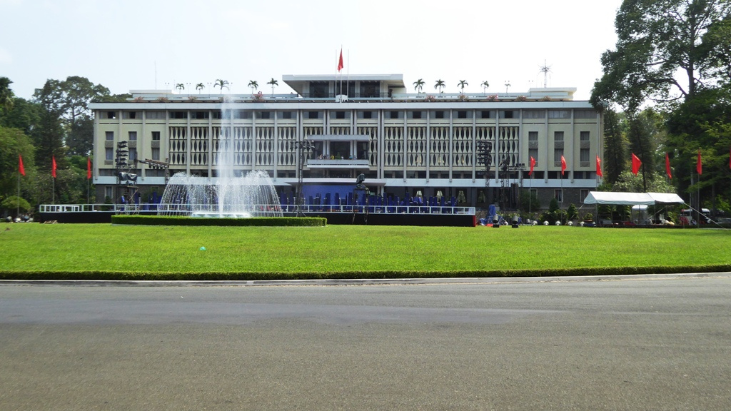 Der Wiedervereinigungspalast - Reunification Palace, ist ein Wahrzeichen in Ho-Chi-Minh-Stadt.
Das Gebäude wurde auf dem Platz des früheren Norodom-Palastes erbaut.