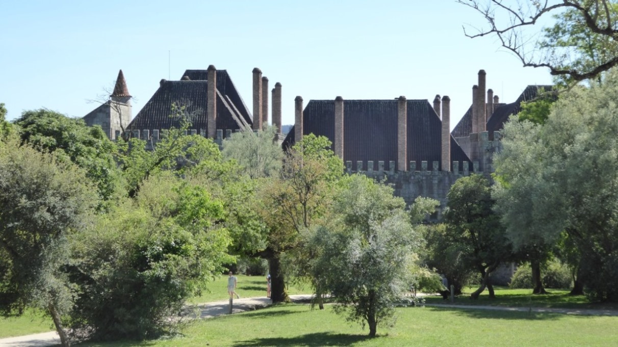 Paço Ducal - Der Palast wurde um 1420 von Afonso H. nach französischem Vorbild im normannisch-burgundischen Stil erbaut und zählt zu den prächtigsten Adelssitzen des 15. Jahrhunderts.