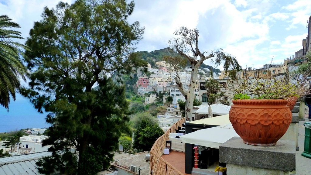  Capri hat ein ausgeglichenes, mildes Klima. Auf Terrassen gedeihen Wein-, Öl- und Obstbäume