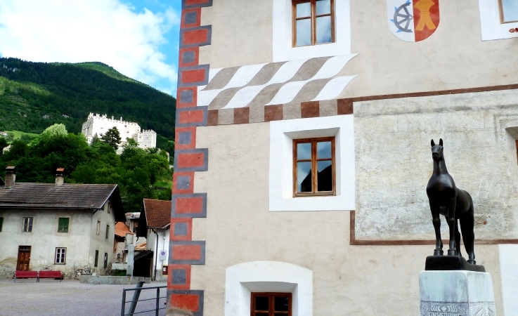 Dorfplatz in Schluderns mit Blick auf die Churburg