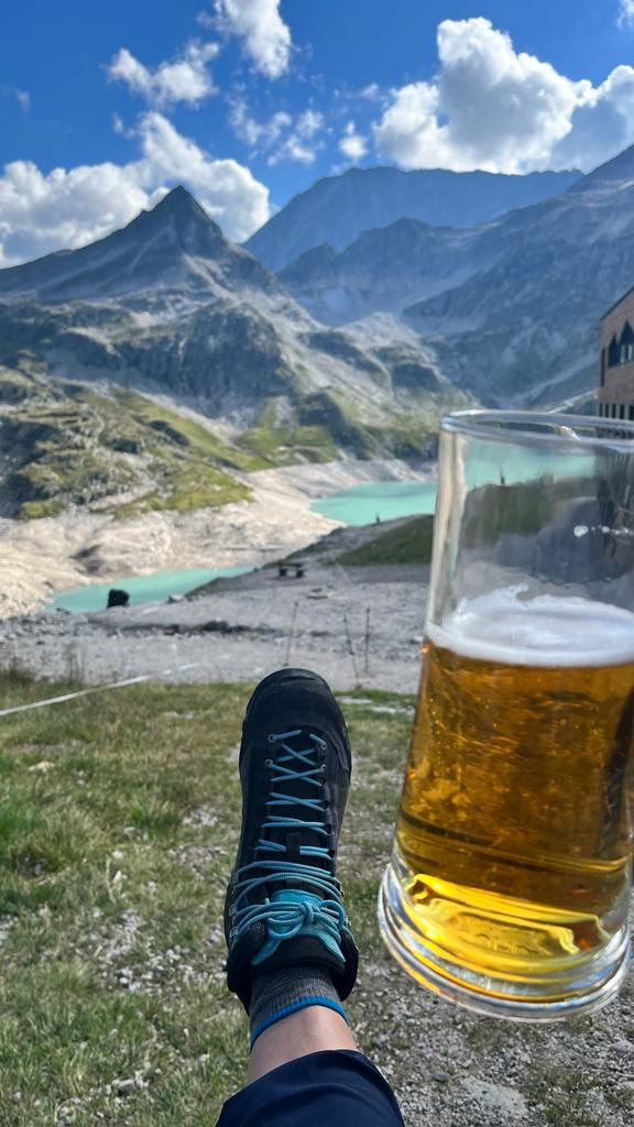 Ein Absacker-Bier vor der Hütte