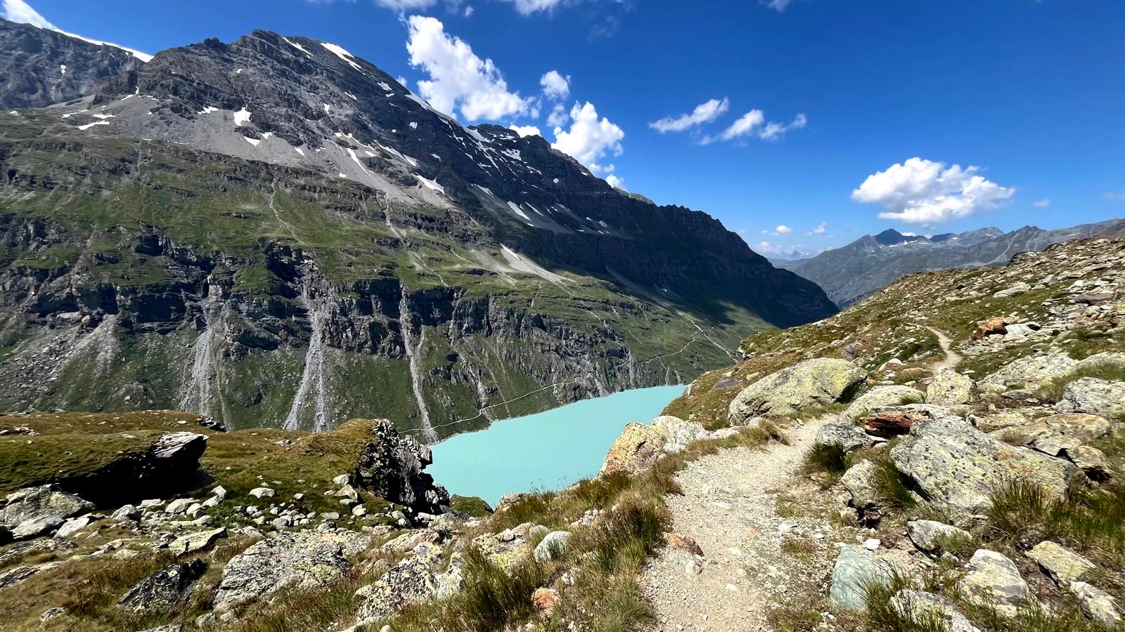 Entlang des Sees zur nächsten Hütte.
