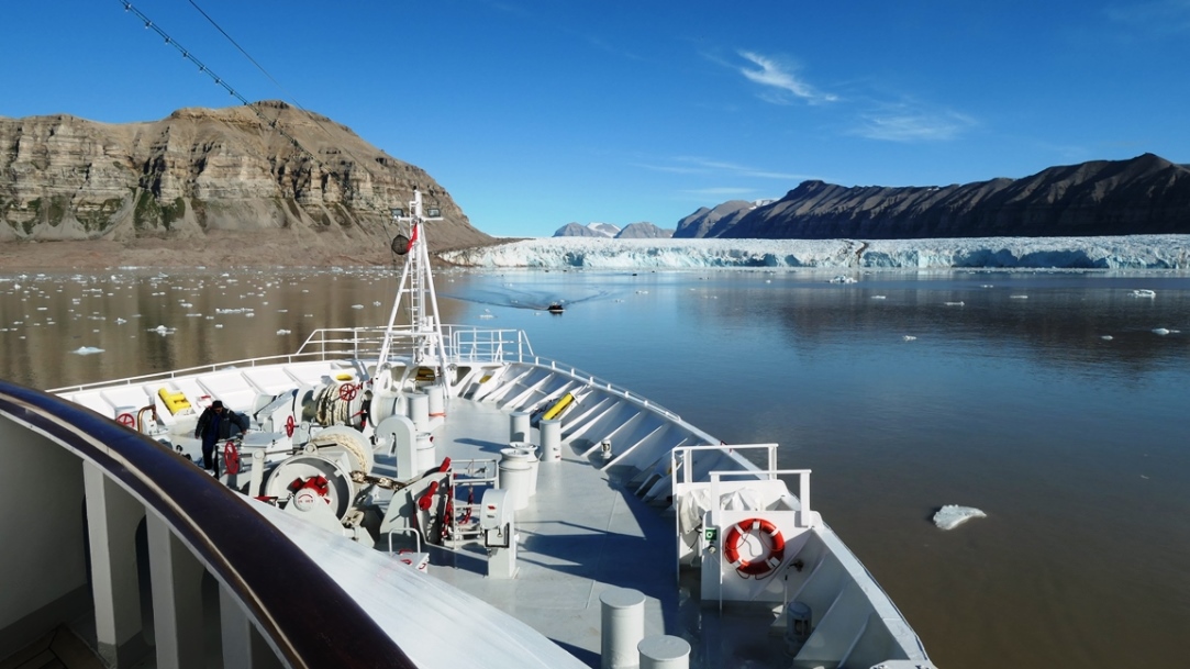 Blick über das Vorschiff zum Gletscher
