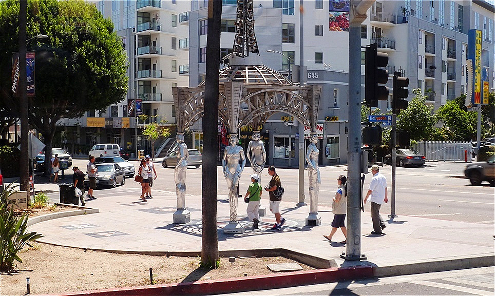 Hier beginnt der "Walk of Fame"
Links und rechts des Hollywood Boulevards und der Vine Street sind 2.500 Sterne in den Bürgersteig eingelassen. Die gesamte Strecke ist über 5 km lang.