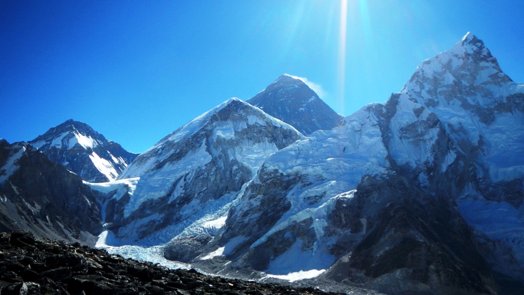 
Mount Everest in der Mittagssonne
Rechts der Nuptse ( 7.861 m )

