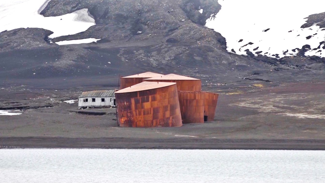 Verlassene Station umgeben von schwarzem Bimsstein