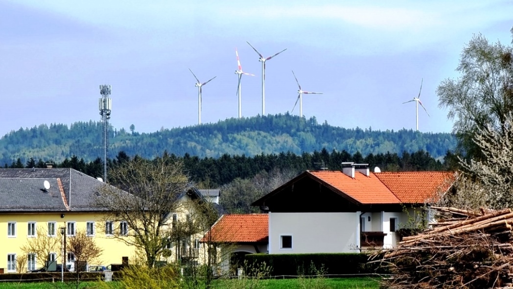 Blick von Lochen am See auf den Munderfinger Windpark