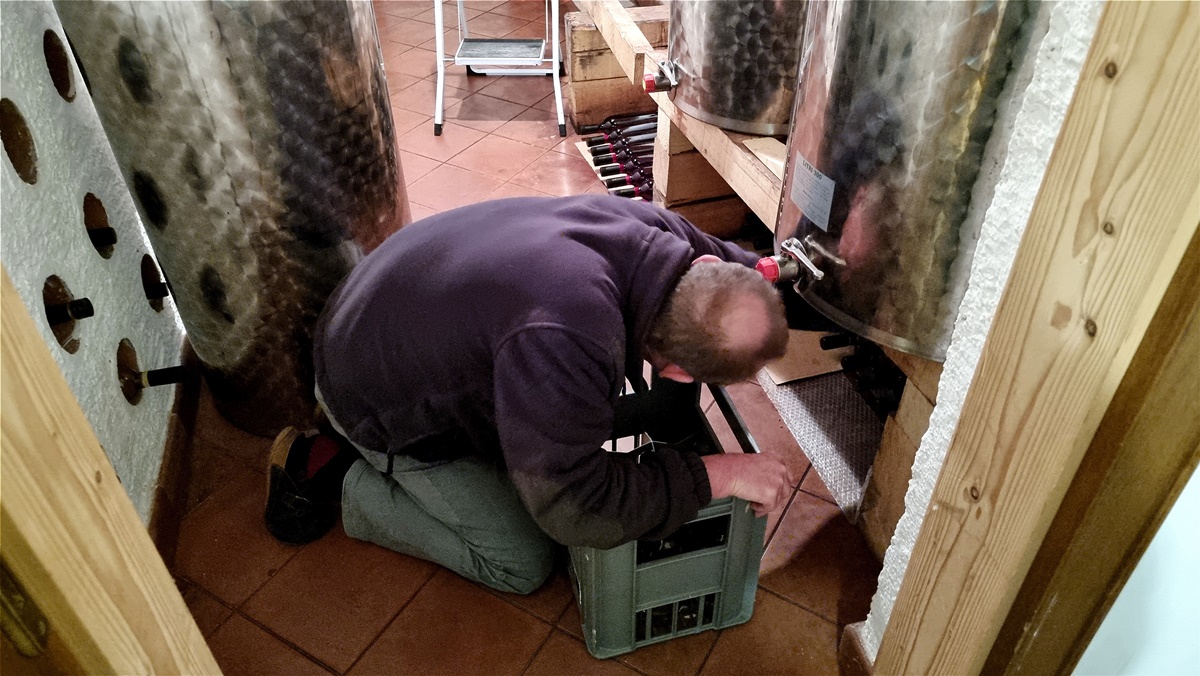 Prüfung des Stahltanks.