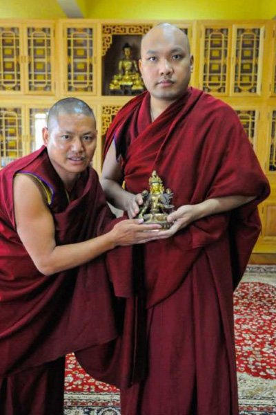 2016 : suprême récompense pour Thargay qui vient d'être honoré par le 17 ieme Karmapa à l'occasion de la fin d'un important cycle d'études.Il a tenu à nous envoyer cette photo en nous remerciant .