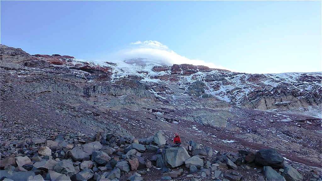 Das Wetter scheint gut zu bleiben ! Der Gipfel versteckt sich unter einer Wolkenhaube !