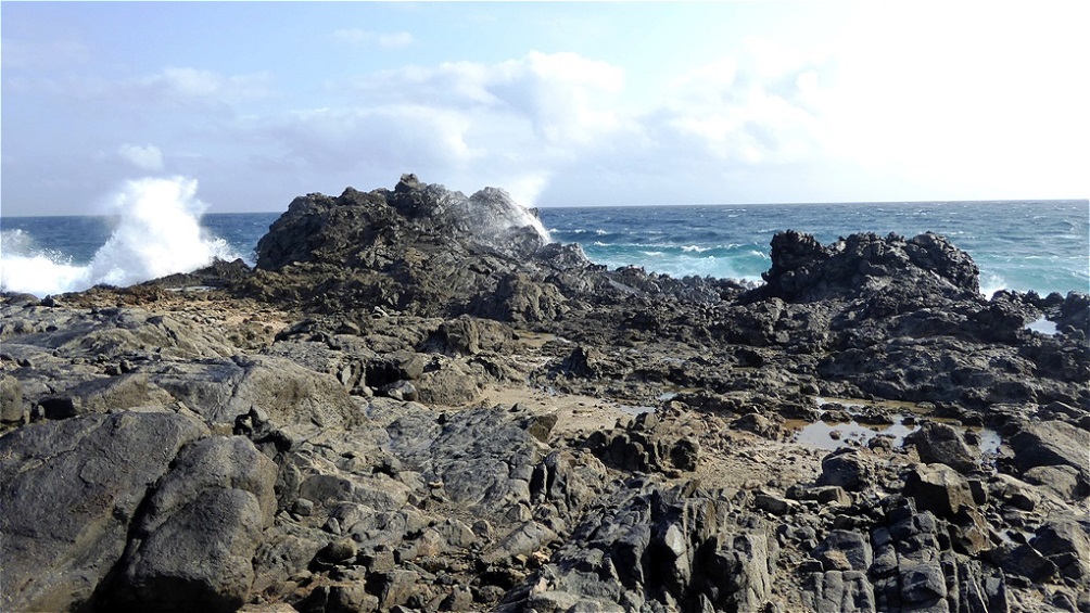 Raue Küste im Norden Arubas - gewaltige Brandung !