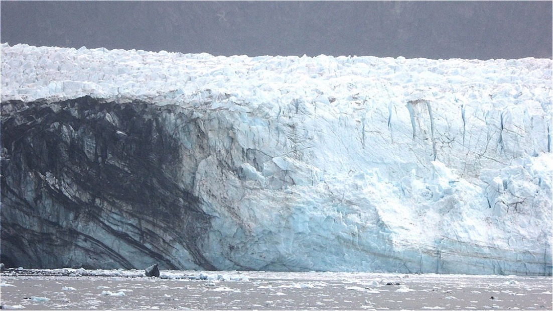 Eine mächtige Eiswand - hier schiebt der Gletscher seine Eismassen ins Meer - er kalbt !