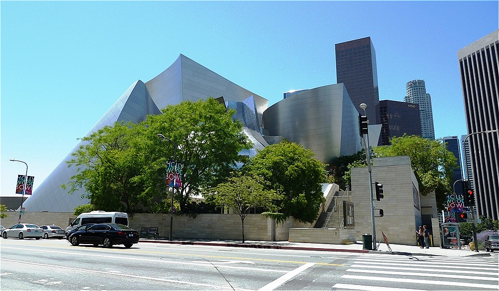 Walt Disney Concert Hall
Die Walt Disney Concert Hall ist ein Konzerthaus in Los Angeles, das 2003 von Frank Gehry gebaut wurde.