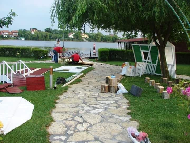 Căsuța în primele stadii de montare în curte