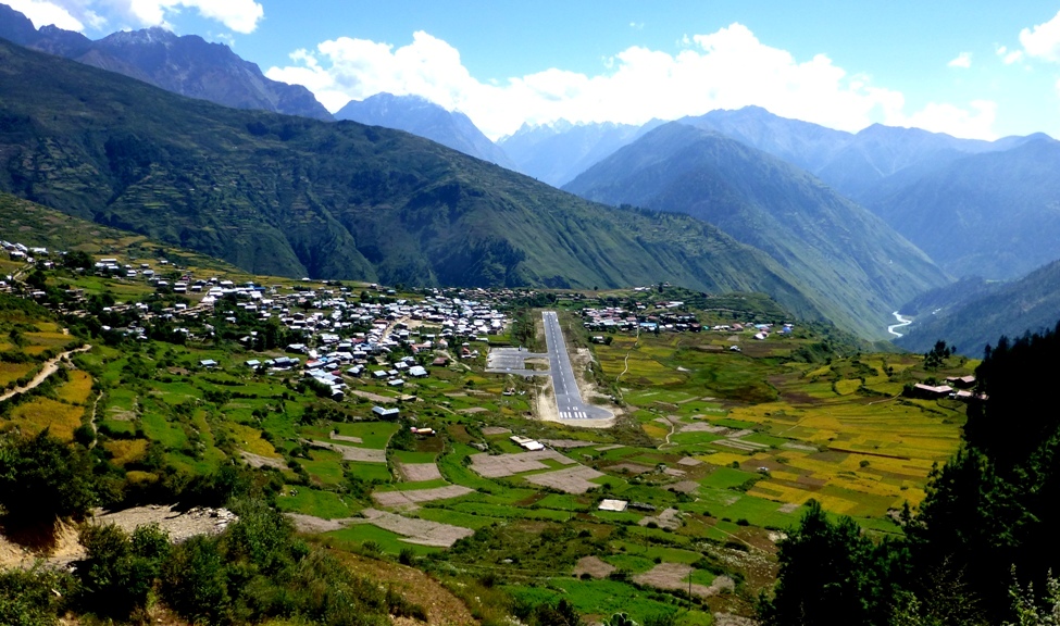 Landeanflug auf Simikot in 2.900 m Seehöhe
Simikot ist die Hauptsiedlung von Humla, einem der abgelegensten nepalesischen Distrikt
