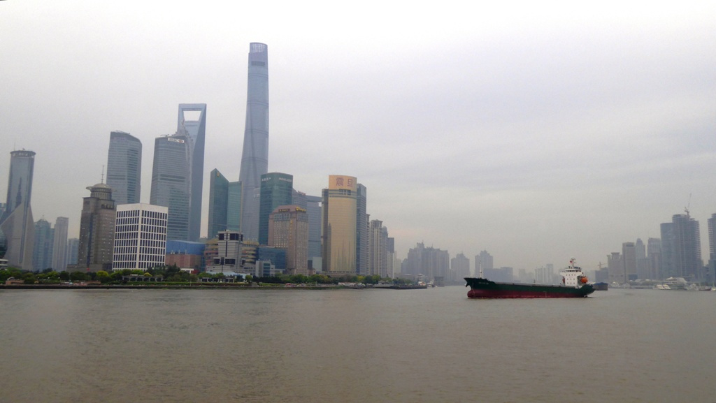 Der Huangpu teilt die Stadt in zwei Hälften (Puxi und Pudong)
In der Bildmitte der "Shanghai Tower".