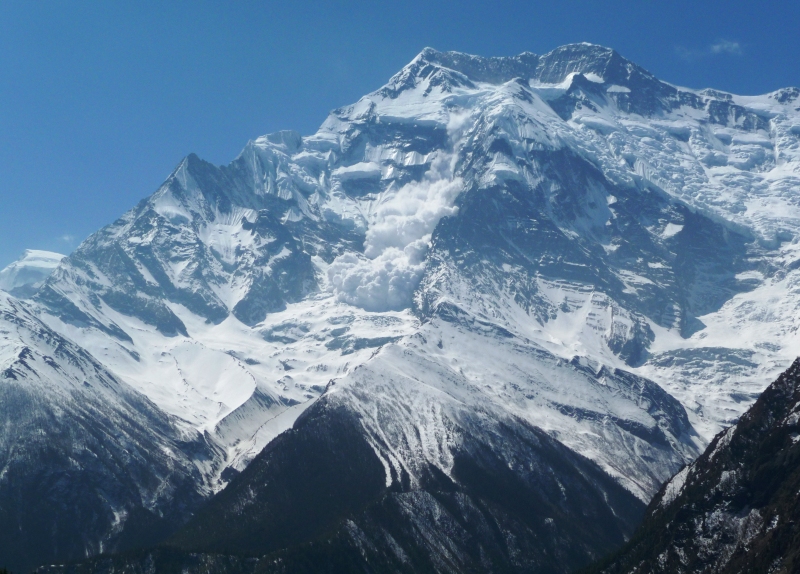Staublawine
Ein abbrechender Teil des Hängegletschers hat sie ausgelöst