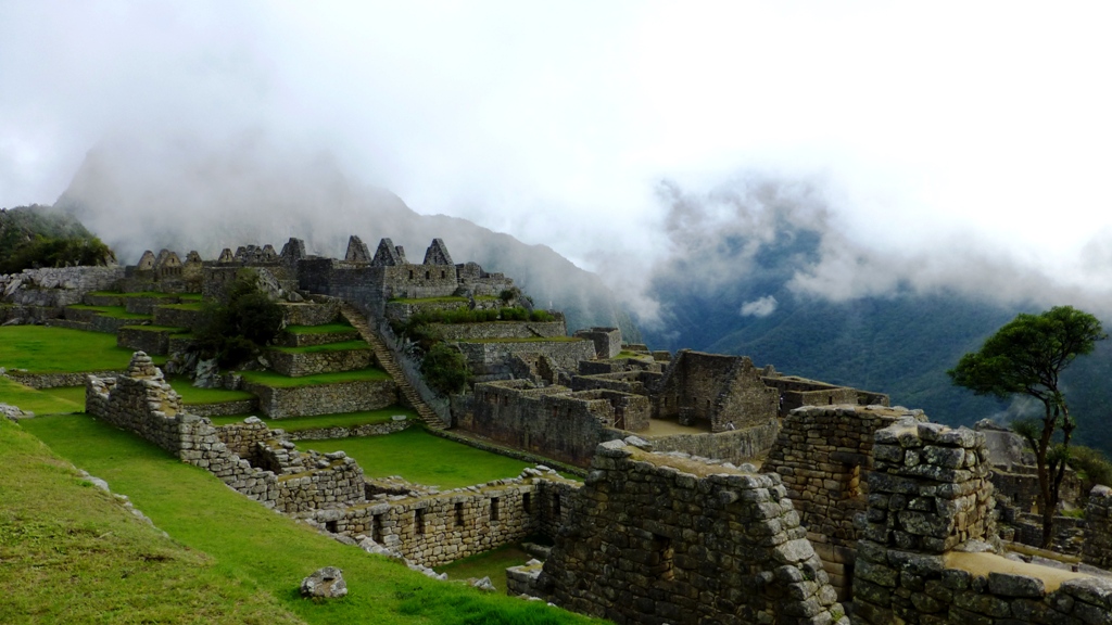 Magischer Ort in den Wolken
Die meisten Terrassen sind durch Kanäle mit der Wasserquelle außerhalb der Stadt verbunden. In die Mauern sind kleinen Wasserablauföffnungen eingebaut. Etwa 3000 führen durch die Stadtanlage