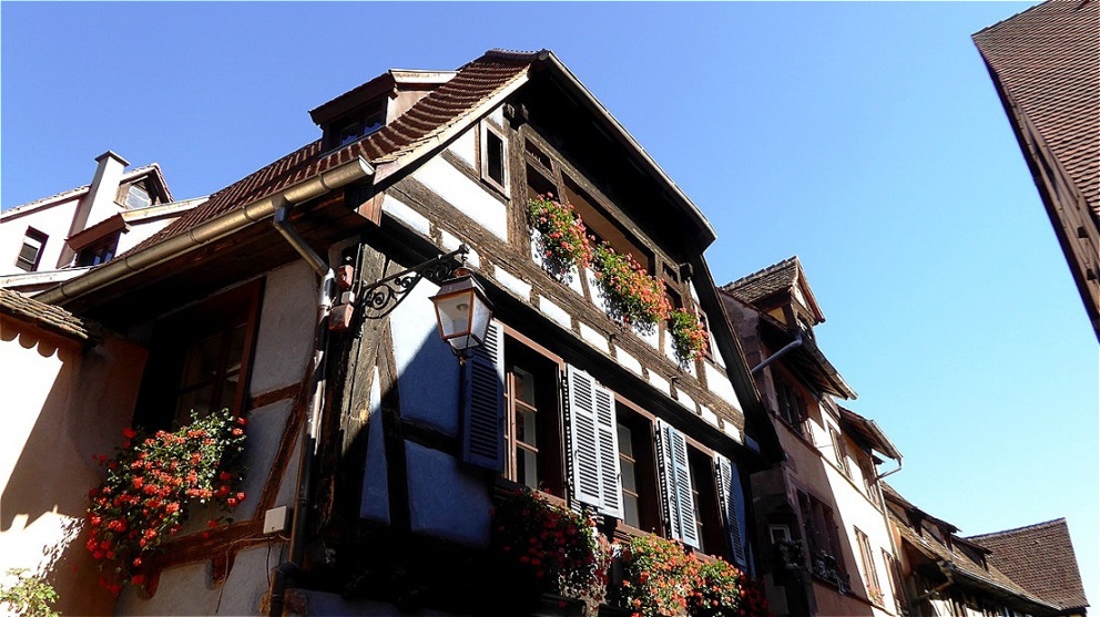 Fast alle Häuser tragen Blumenschmuck !