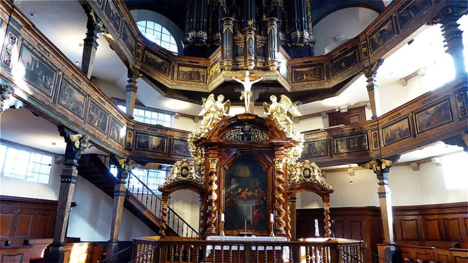Das "prunkvolle" Innere der protestantischen Dreifaltigkeitskirche
