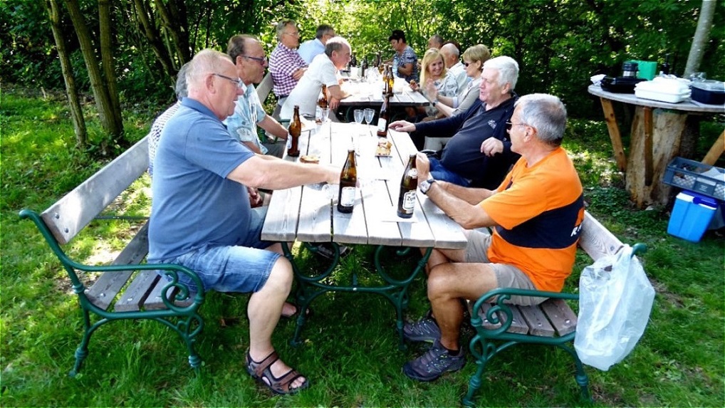 Zufriedene Winzer und Weinpaten