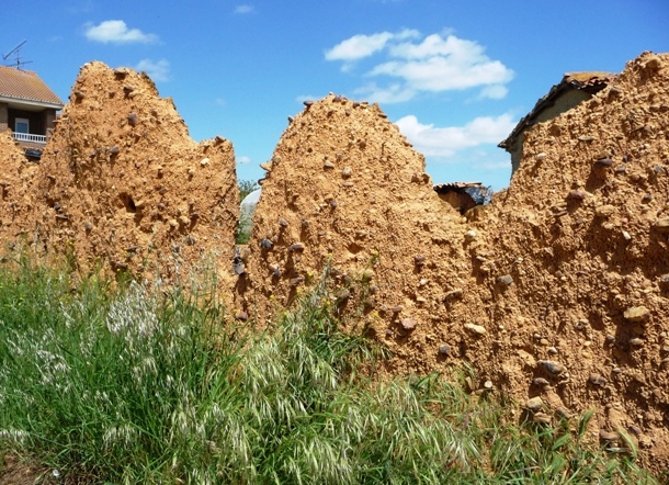 Typischer Lehmzaun - vom Wetter gezeichnet
