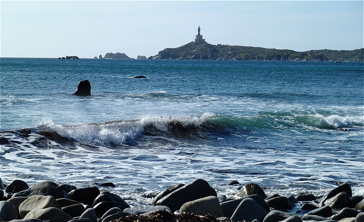 Der Leuchtturm auf  der Isola dei Cavoli. Er steht auf einer dem Kap vorgelagerten Insel